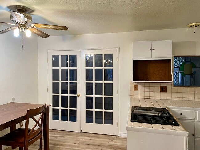 Building Photo - 746 Hacienda Dr