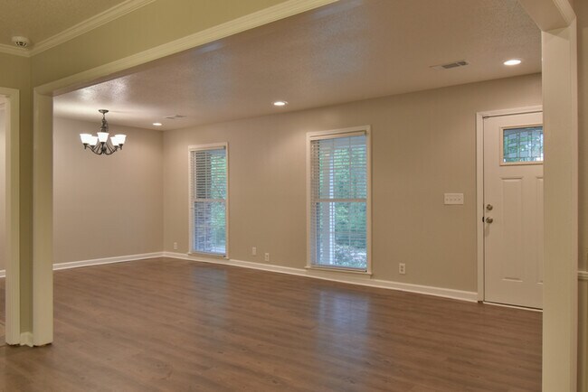 Building Photo - Don't miss this one!!!