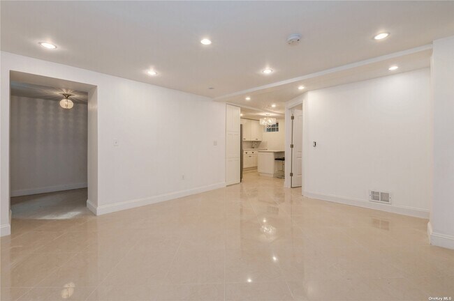 Building Photo - 86-76 Palo Alto St