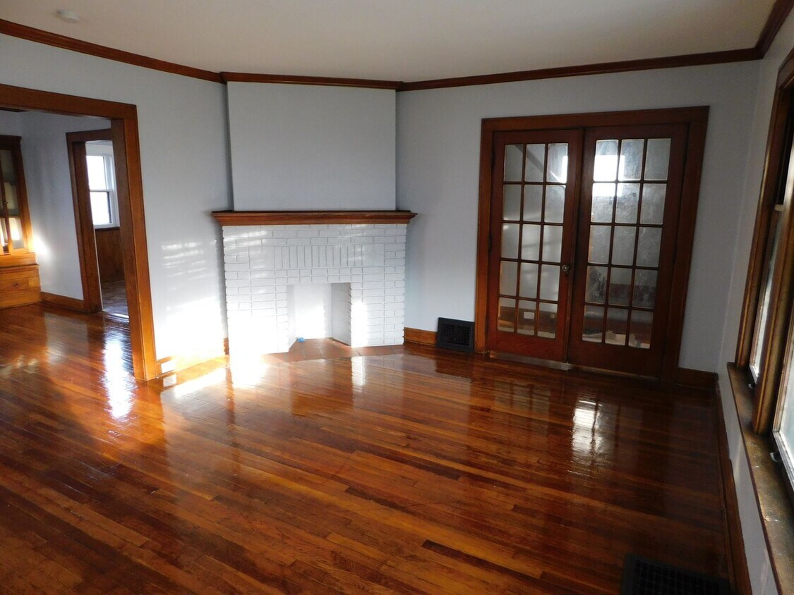 Foto principal - Beautiful 3 Bdrm Single Family Home