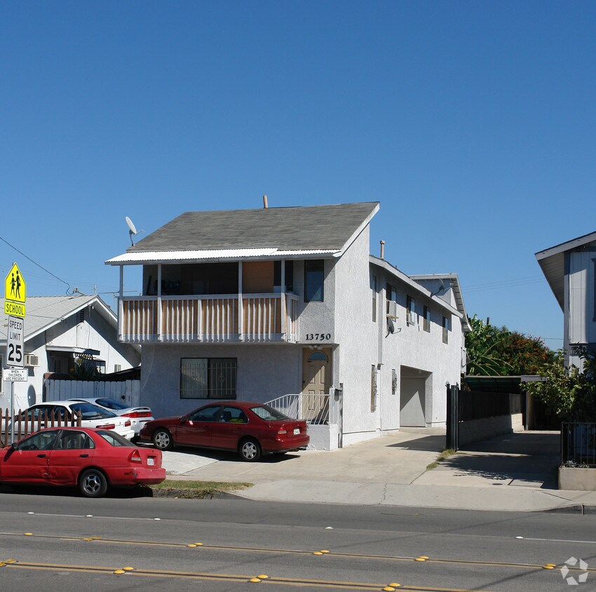 Foto principal - 13750 Edwards St