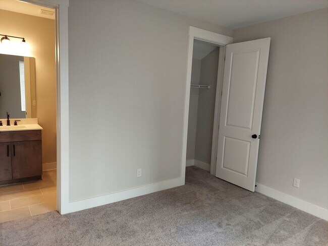 Foto del edificio - New Construction Executive Rental Availabl...