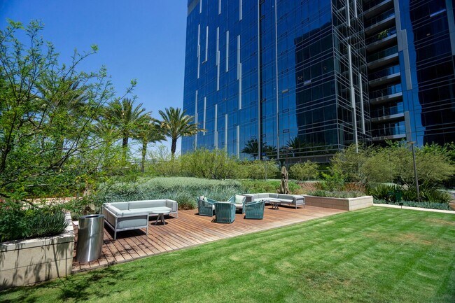 Building Photo - Spacious Studio Available Now!