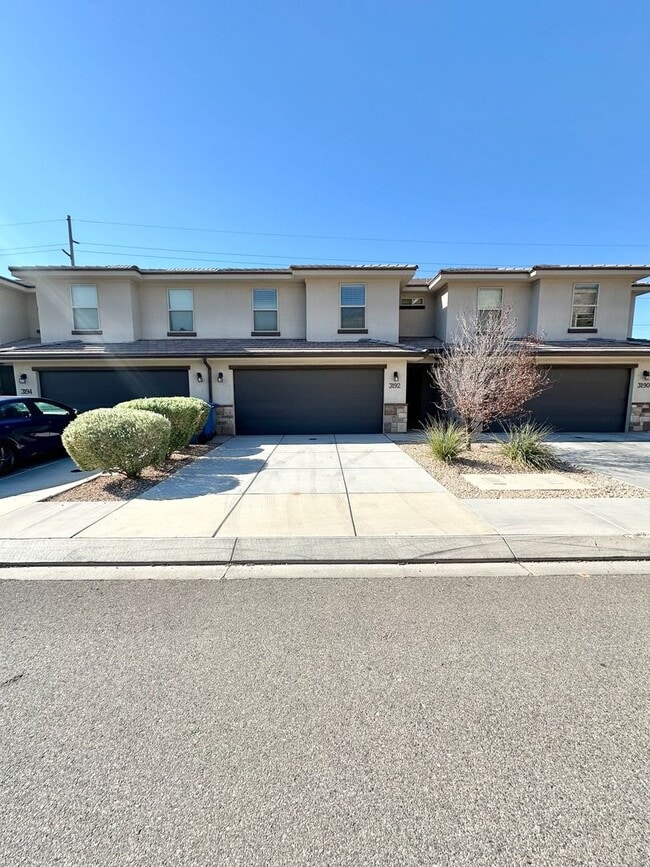 Building Photo - Great townhome in Little Valley Area. Pric...