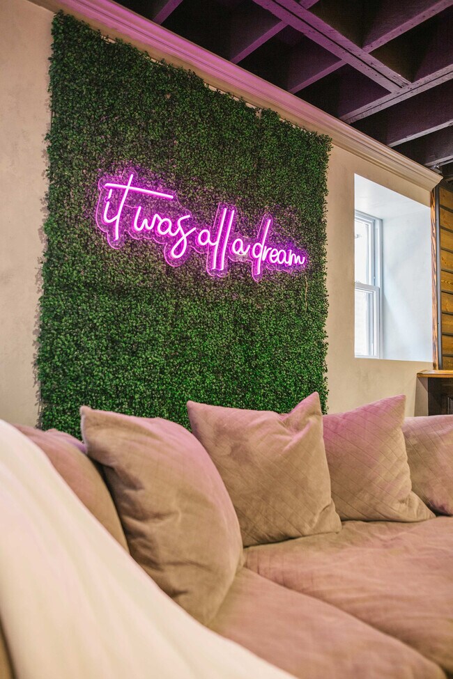 Foto del edificio - 2130 W Washington Blvd