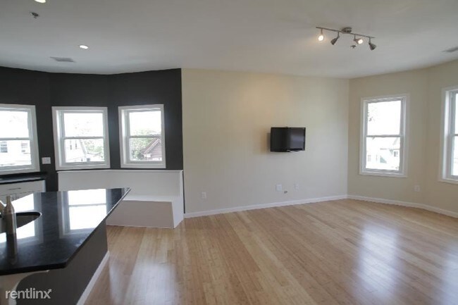 Foto del edificio - 4 br, 2 bath Townhome - 102 Chester St 4A