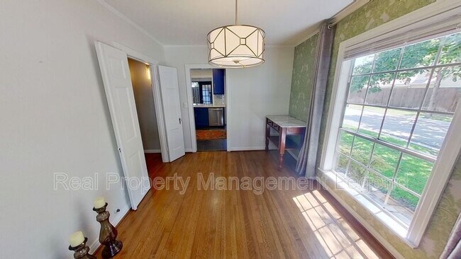 Foto del edificio - 5830 Kenwood Ave