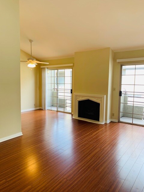 ¡Sala de estar con chimenea y 2 balcones! - 2908 W. Victory