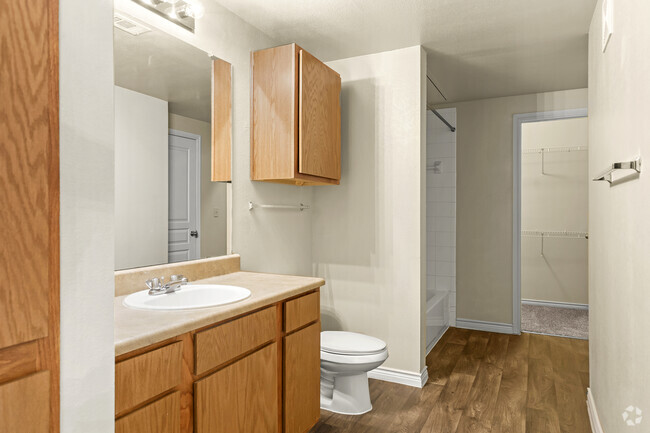 1BR, 1BA - 751 Sq. Ft. - Bathroom - Mansions of Mansfield