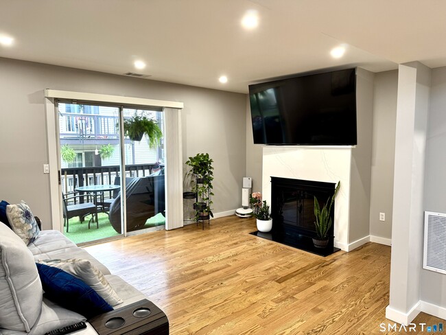 Foto del edificio - 25 Padanaram Rd