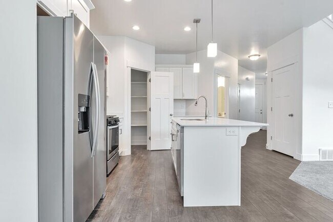 Foto del edificio - ROW END TOWNHOUSE W 2 CAR GARAGE + AMENITIES