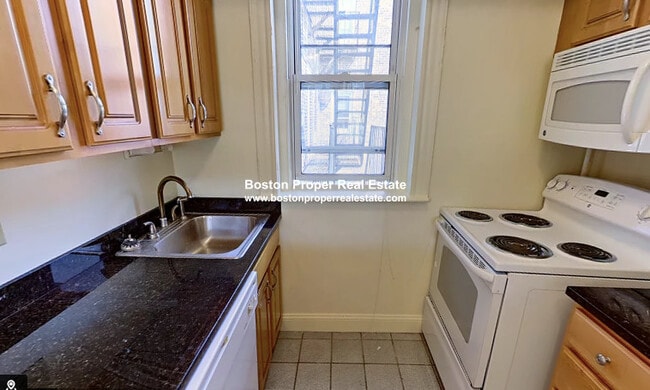 Building Photo - 102 Queensberry St