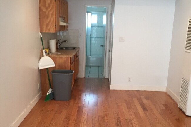 Sala principal - 3770 Hughes Ave