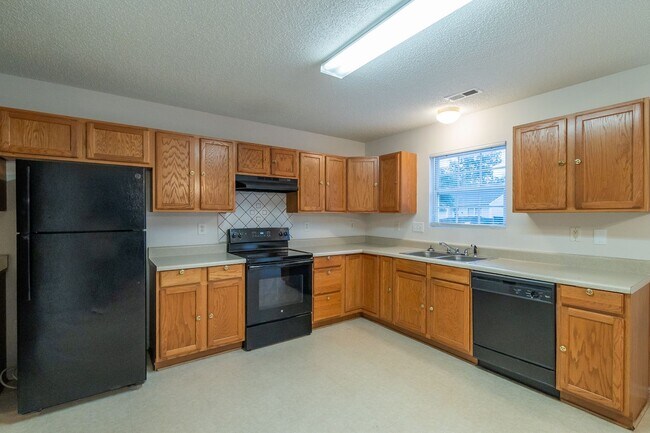 Foto del edificio - Spacious Home with Oversized Bedrooms & Op...