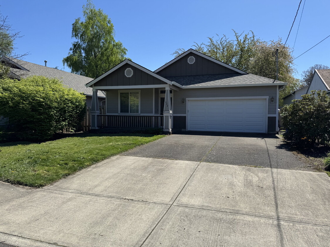 Primary Photo - Single-level, 3-Bedroom in Fairview / Larg...