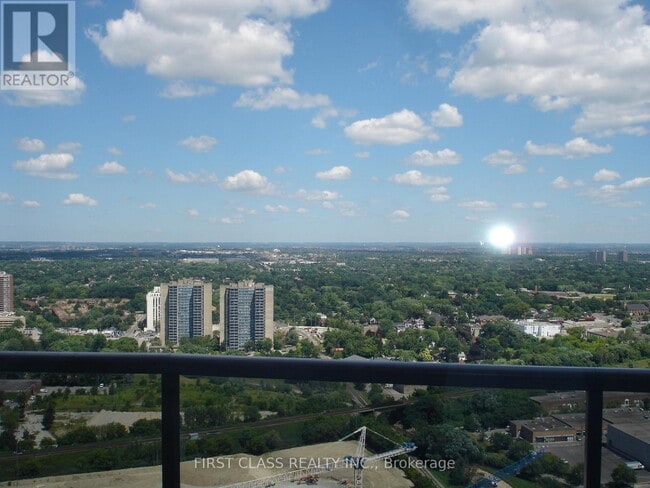 Building Photo - 125 Village Green Square