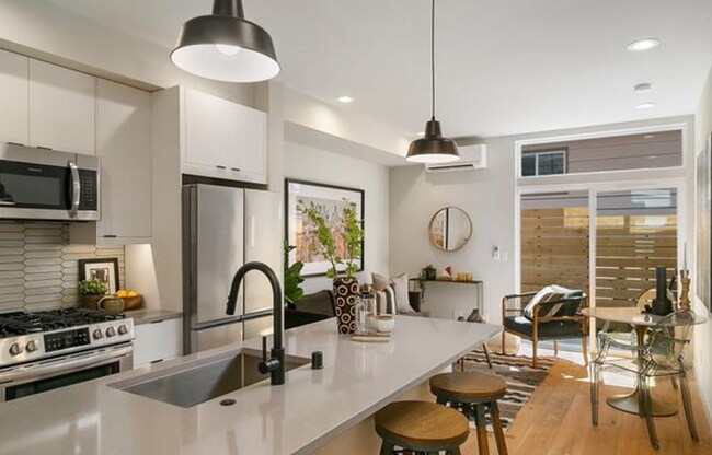 Foto del edificio - Enjoy Stunning City Views from This 2-Bedroom Seattle Gem with Sun Deck!