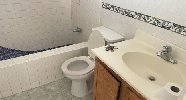 Foto del edificio - 4 BEDROOMS 2 BATHS HOUSE AVAILABLE FOR RENT