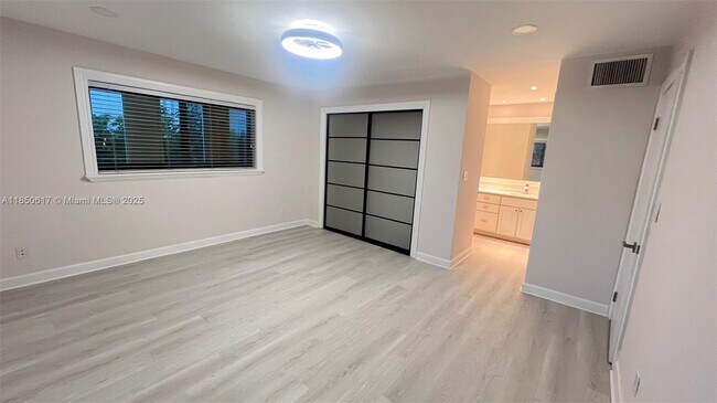 Foto del edificio - 6855 Edgewater Dr