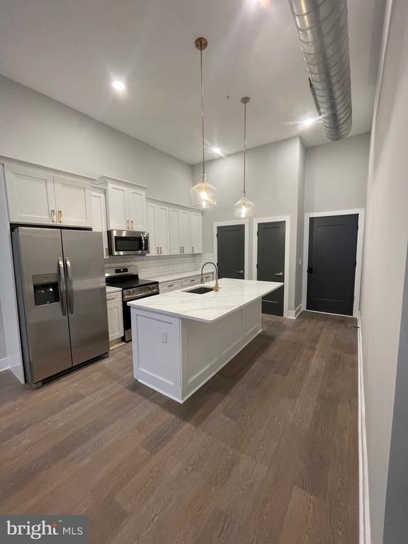Foto del edificio - 6110 Ridge Ave