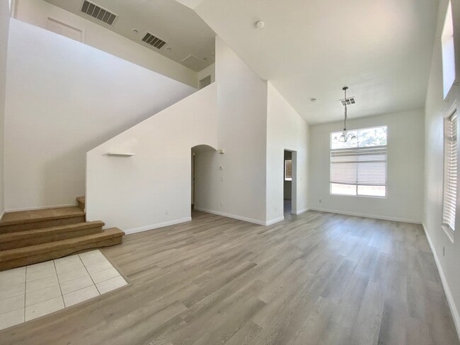 Building Photo - Nice two-story single family house with 3 bedrooms and 2 baths