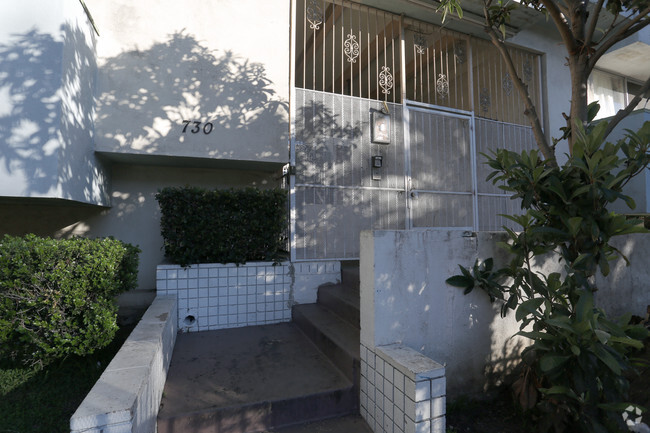 Building Photo - 730 S Serrano Ave