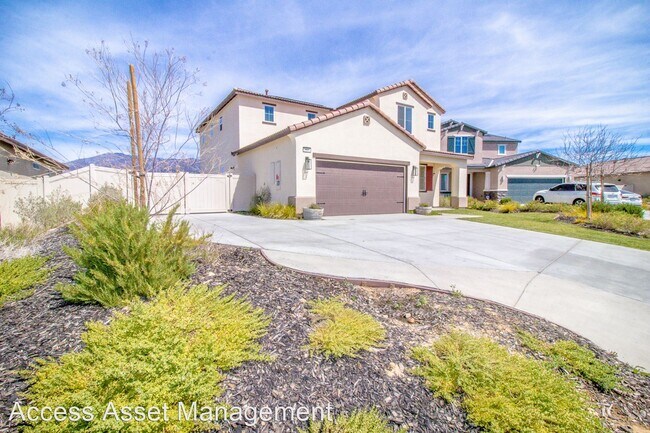 Building Photo - 5 br, 3 bath House - 1068 Poinsettia Circle
