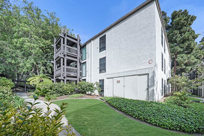 Foto del edificio - 8650 Gulana Ave