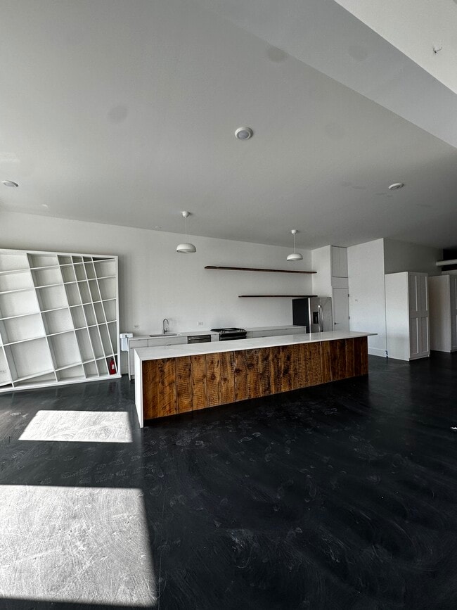 Building Photo - 2500 W Chicago Ave