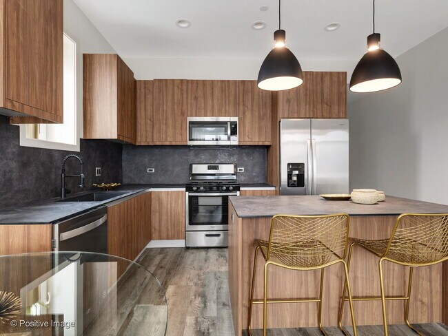 Foto del edificio - 830 E Irving Park Rd