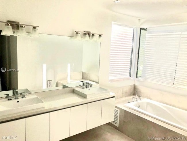 Building Photo - 5 br, 5 bath House - 9850 NW 74th Ter