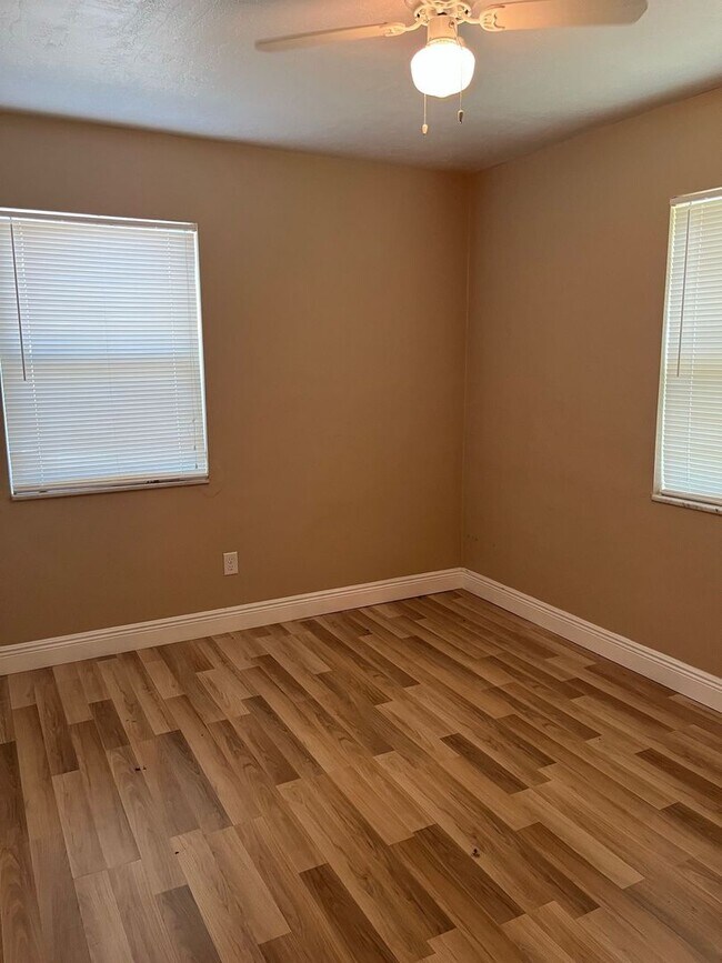 Foto del edificio - Lovely 2/1 - half off first month rent