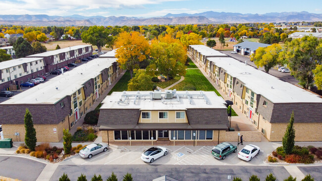 Exterior de la propiedad y oficina de arrendamiento - Kipling Village Apartments