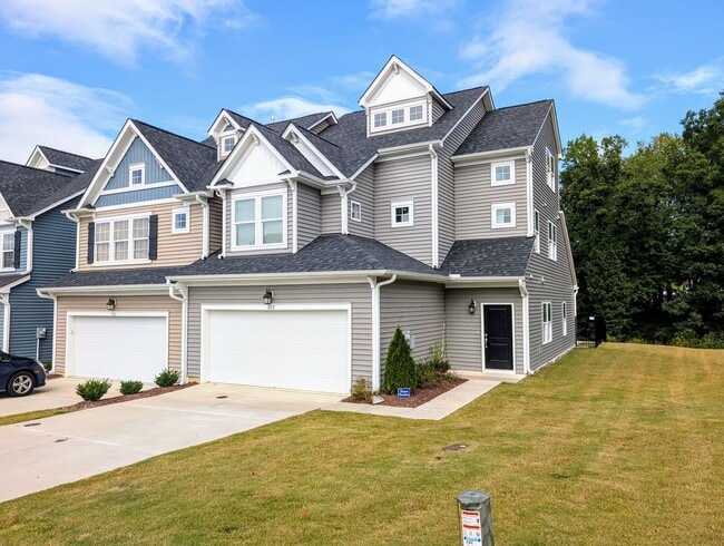 Building Photo - Stunning 4BR/3.5BA End Unit Townhome in Wa...