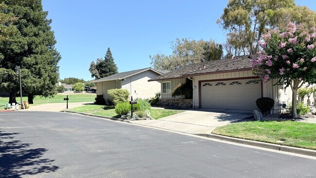 Foto del edificio - 750 N Paradise Valley Ct