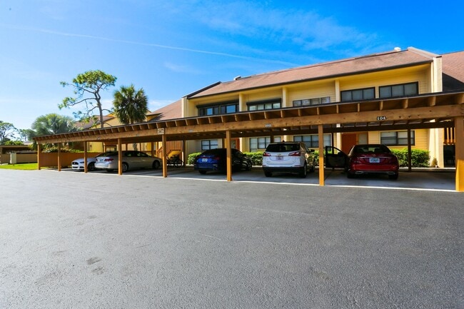 Building Photo - ***3BED/2BATH***FURNISHED***GOLF COURSE VI...