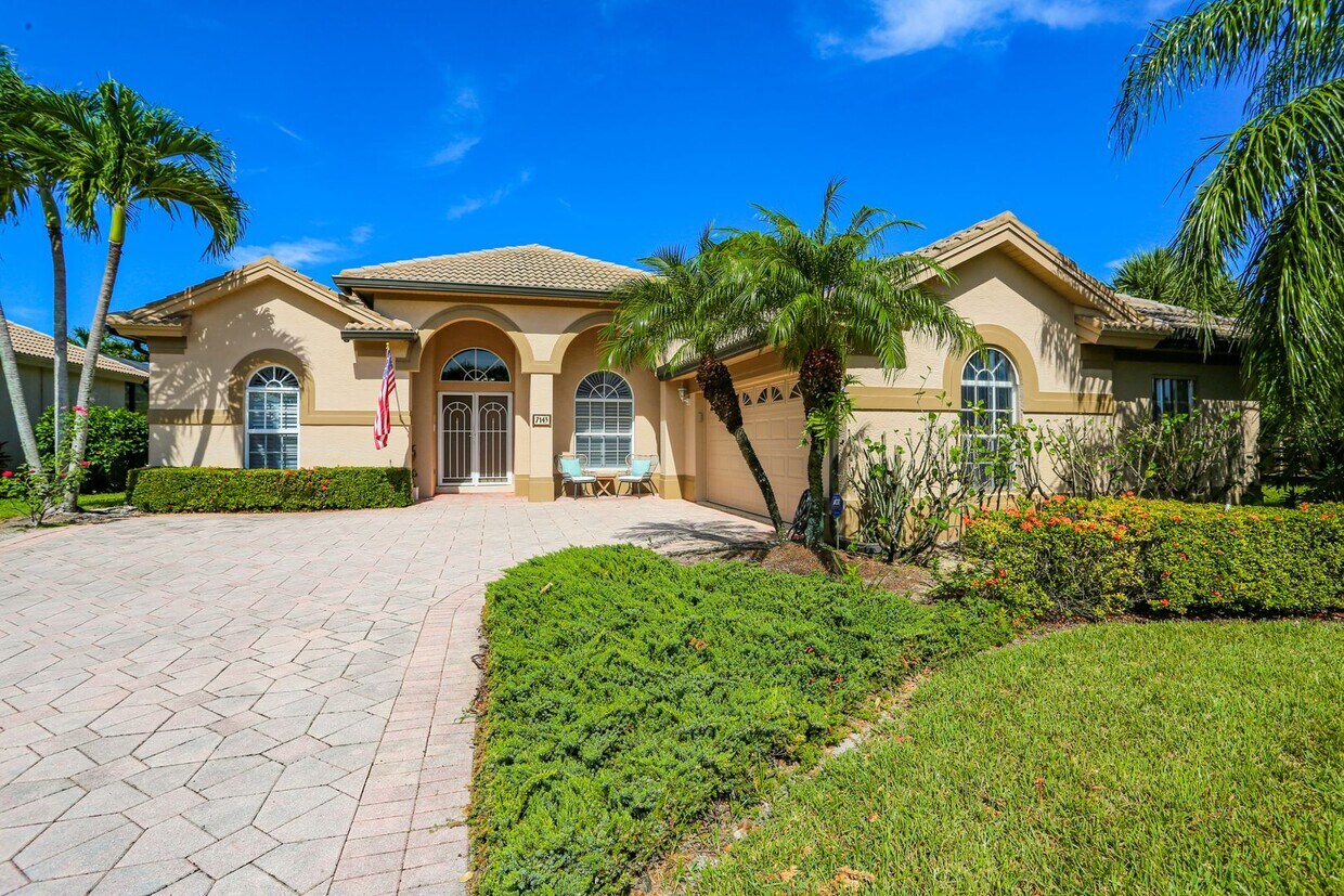 Primary Photo - ***3BED+DEN/2BATH***AUTUMN WOODS***SEASONA...