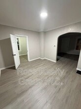 Building Photo - 1527 Tecumseh St