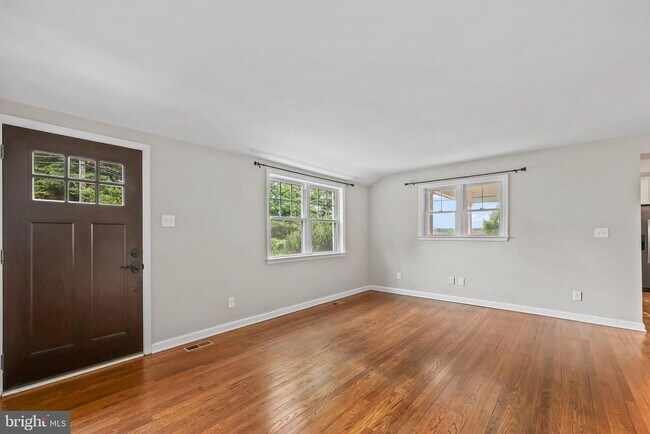 Foto del edificio - 2722 Woodley Pl