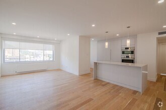 Building Photo - 3555 Chem. de la Côte-des-Neiges