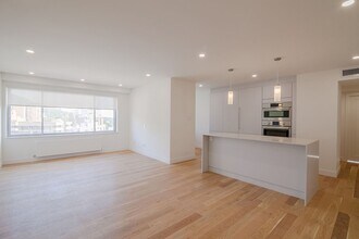 Building Photo - 3555 Chem. de la Côte-des-Neiges