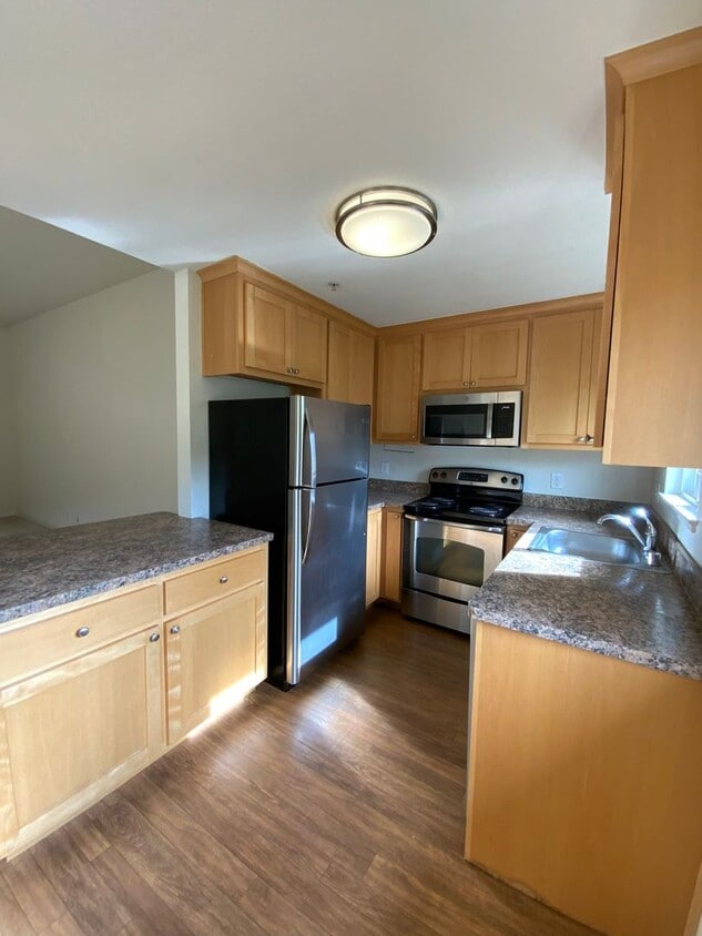 Primary Photo - Spacious 2BD/2BA Apartment With Private Ba...