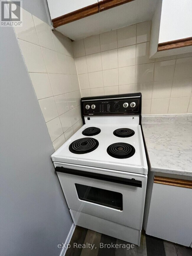 Photo du bâtiment - 1200 Courtland Ave E