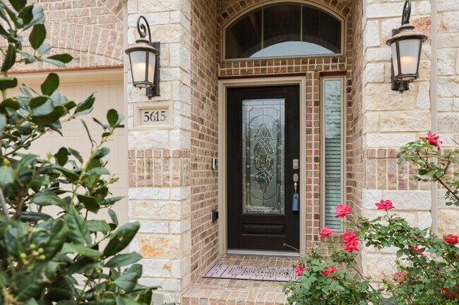 Foto del edificio - 5615 Alexan Crest Dr