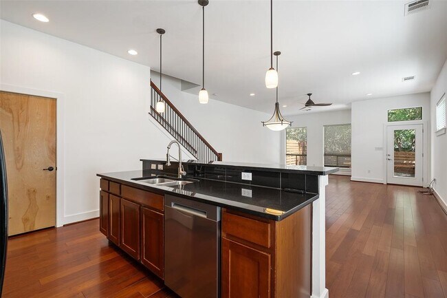 Foto del edificio - 2209 Thornton Rd