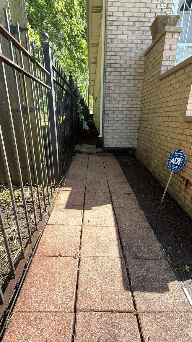 Lateral del garaje - 419 W Root St