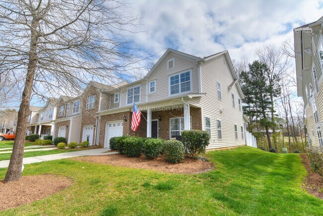 Foto del edificio - Big & Nice 3Br/2.5Bth Townhome in Steele Creek by Harris Teeter Shopping Center