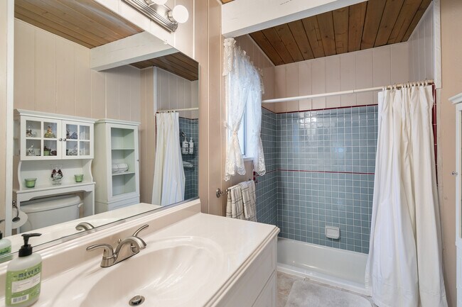 Building Photo - 26460 Augusta Dr