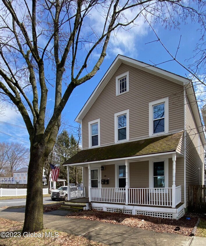 104 Catherine St, Saratoga Springs, NY 12866 Room for Rent in