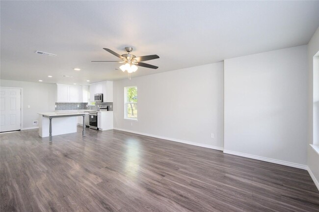 Foto del edificio - Recent Custom Build 4-3 in Celeste!